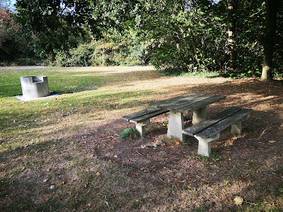 Aire de picnic le long de la Seiche à Noyal-Châtillon-sur-Seiche