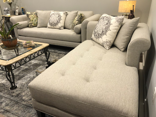 Furniture Store «Raymour & Flanigan Furniture and Mattress Clearance Center», reviews and photos, 5550 Sunrise Hwy, Massapequa, NY 11758, USA