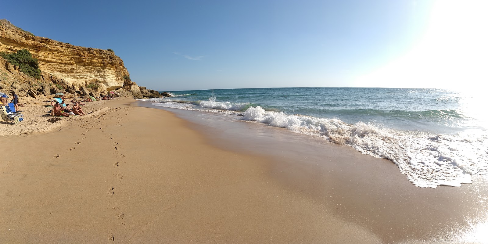 Foto de Cala del tio Juan Medina com areia brilhante superfície