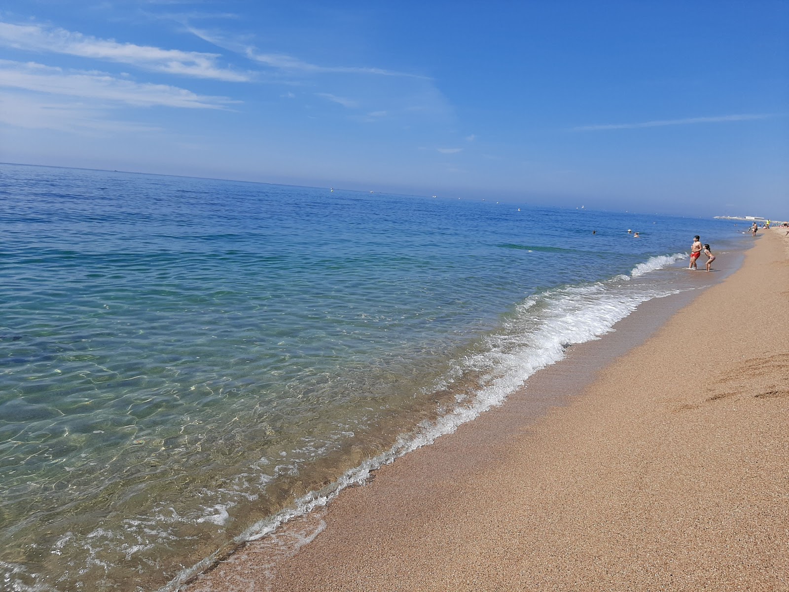 Foto di Canet De Mar con una superficie del sabbia luminosa