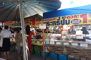 ตลาดเปิดท้ายขายของ สุพรรณบุรี image