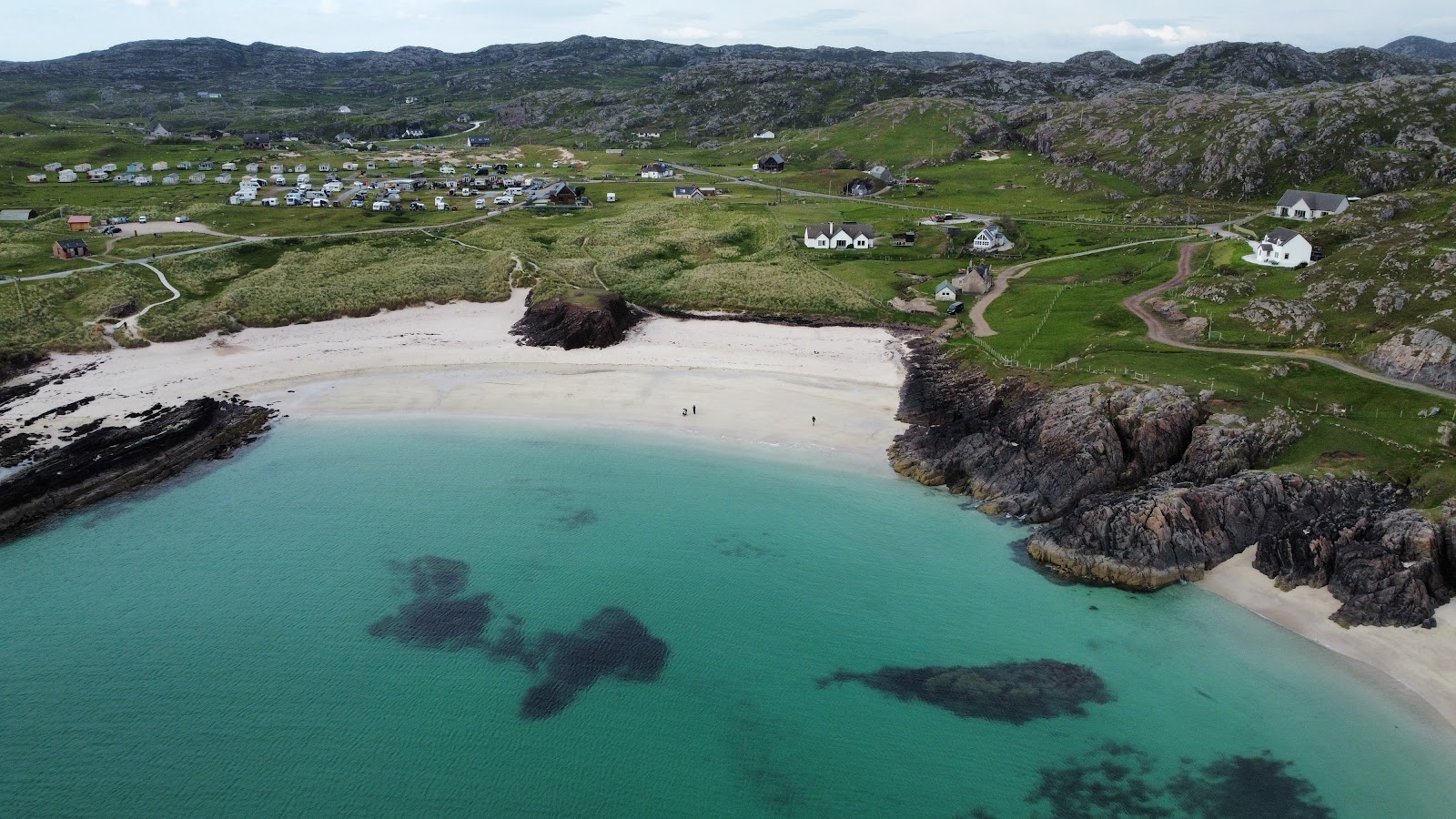 Zdjęcie Clachtoll Broch II otoczony górami
