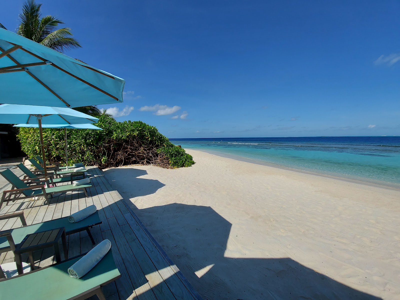 Φωτογραφία του Oblu Nature Resort με άσπρη άμμος επιφάνεια