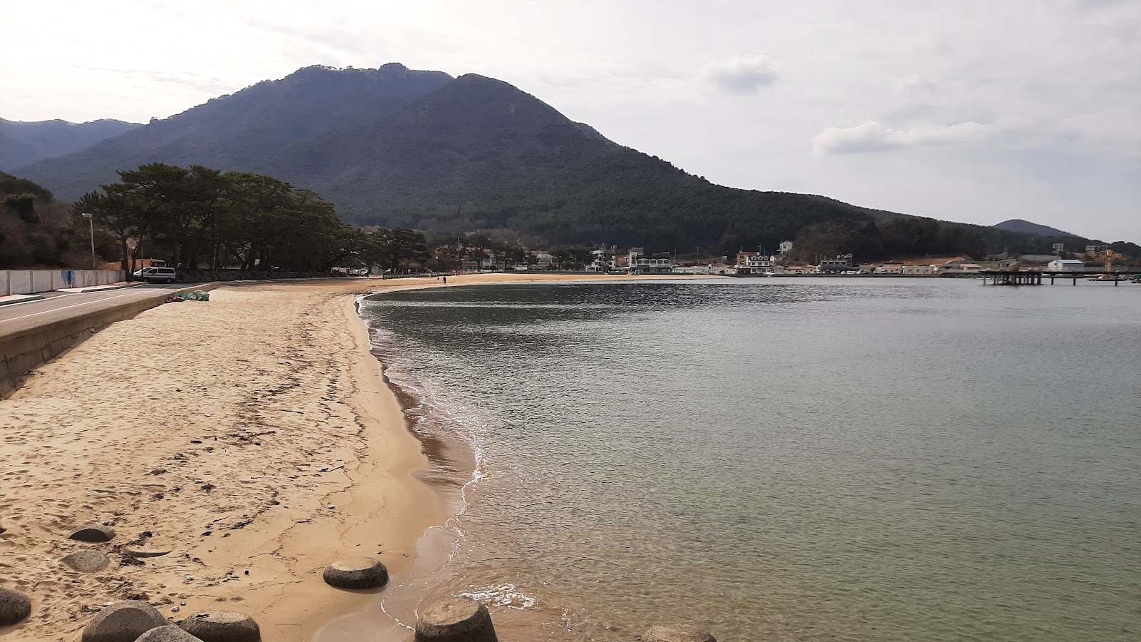 Fotografija Myeongsa Beach in naselje