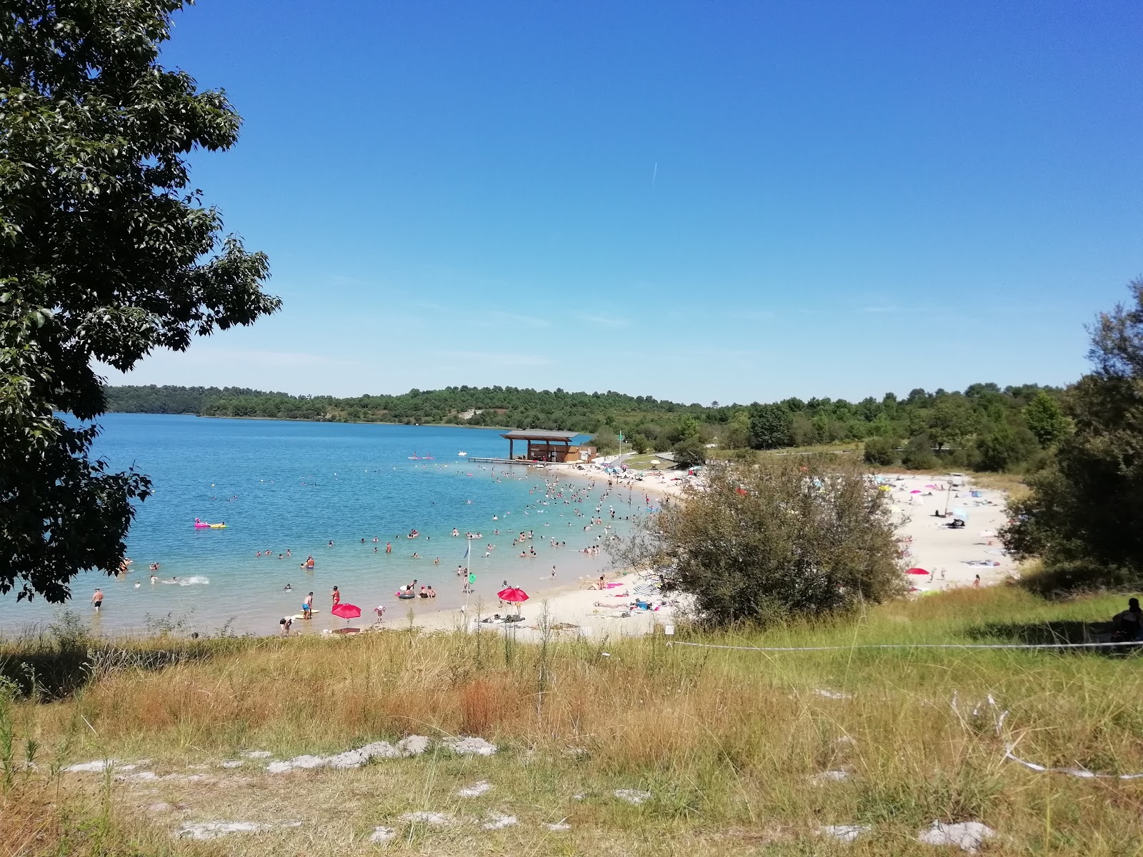 Foto von Plage Arjuzanx mit sehr sauber Sauberkeitsgrad