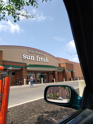 Grocery Store «Blue Parkway Sunfresh», reviews and photos, 4209 E 50th Terrace, Kansas City, MO 64130, USA