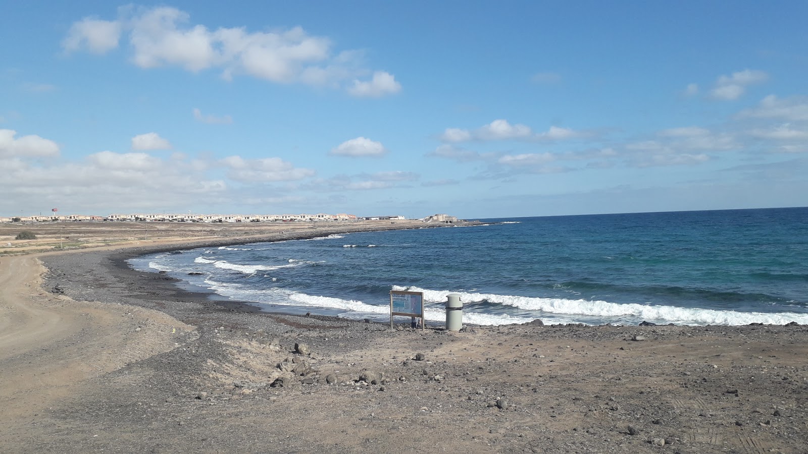 Foto av Playa para perros med harmaa hiekka ja kivi yta