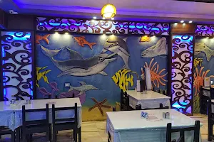 مطعم سي عمر للمأكولات البحرية image