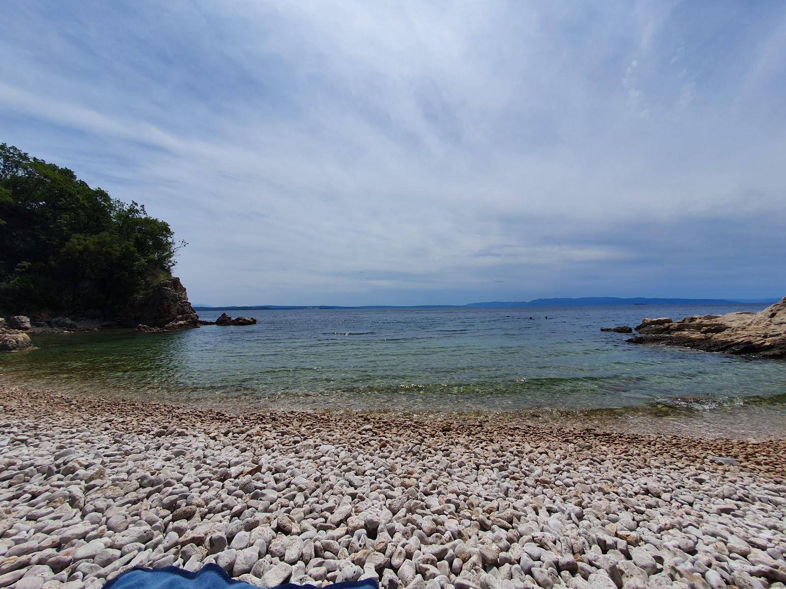 Fotografija Paveki beach z lahki kamenček površino