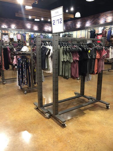 Clothing Store «Tillys», reviews and photos, 343 N Alafaya Trail, Orlando, FL 32828, USA
