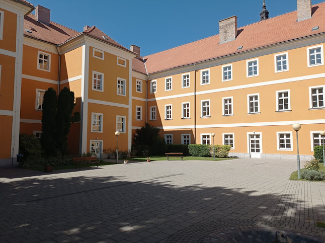 Értékelések erről a helyről: Kalocsai Művelődési Központ és Könyvtár, Kalocsa - Könyvtár