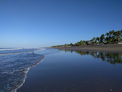 Foto de Poneloya beach com linha costeira longa e reta