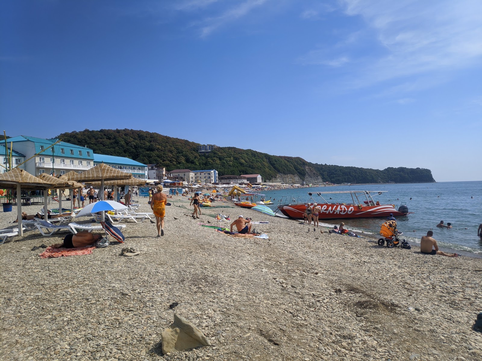 Foto von Novomikhailovskii beach mit geräumige küstenlinie