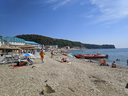 Foto von Novomikhailovskii beach mit geräumige küstenlinie