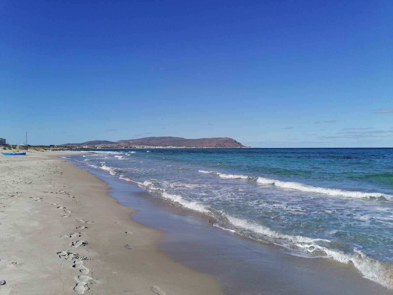 Foto di Dar Allouche Beach con una superficie del sabbia beige
