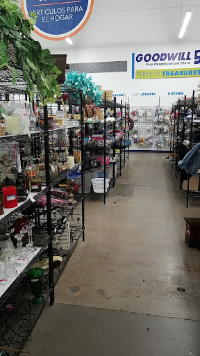 Thrift Store «Priest & Elliot Goodwill Retail & Donation Center», reviews and photos, 7850 S Priest Dr, Tempe, AZ 85284, USA