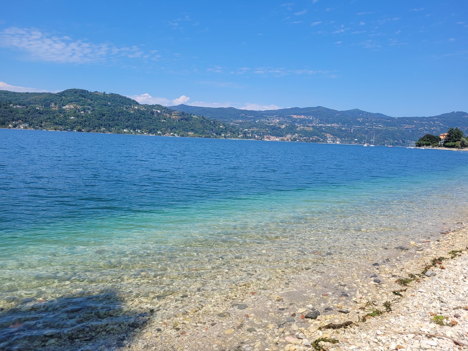 Fotografija Spiaggia libera di Angera z turkizna čista voda površino