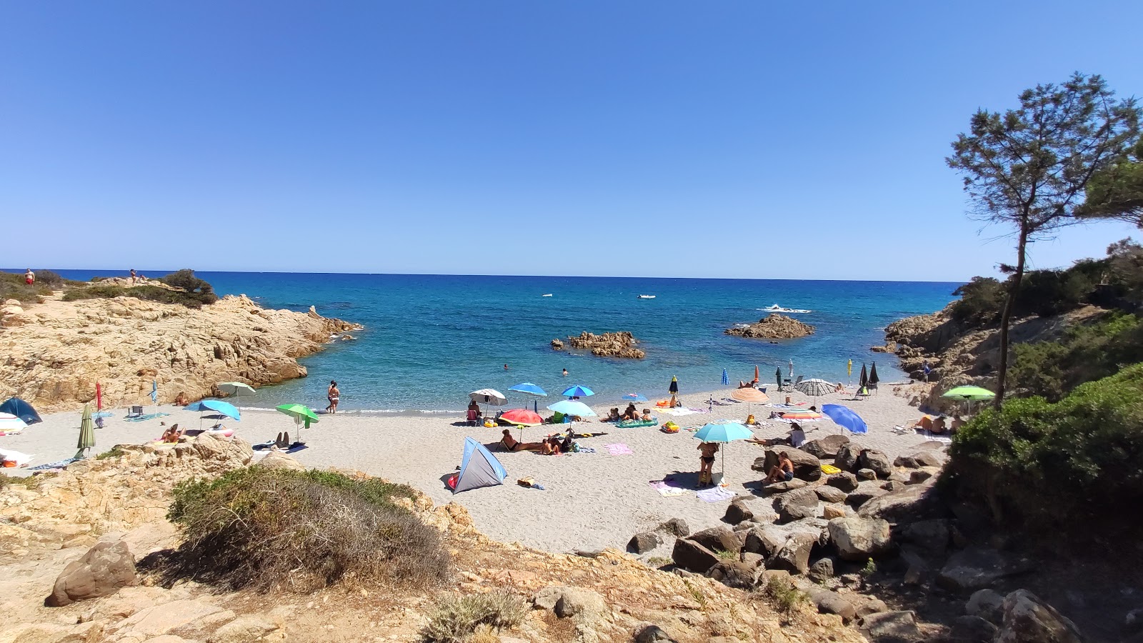 Zdjęcie Spiaggia Di Cala Liberotto z mała zatoka