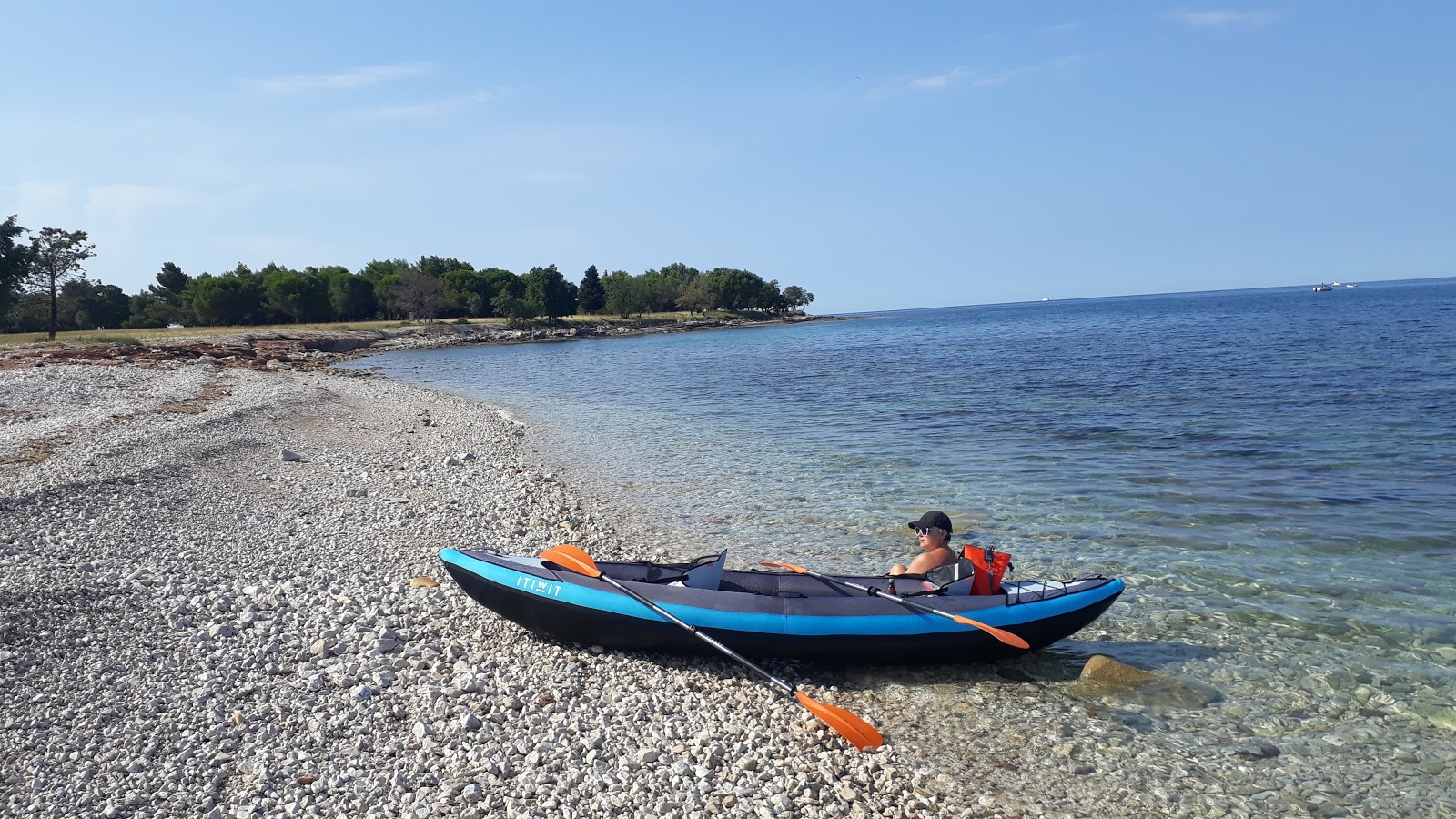 Foto di Umag wild beach con una superficie del ciottoli beige