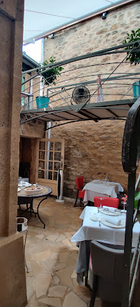 Atmosphère du Restaurant français L'AMPHITRYON à Castillon-du-Gard - n°2