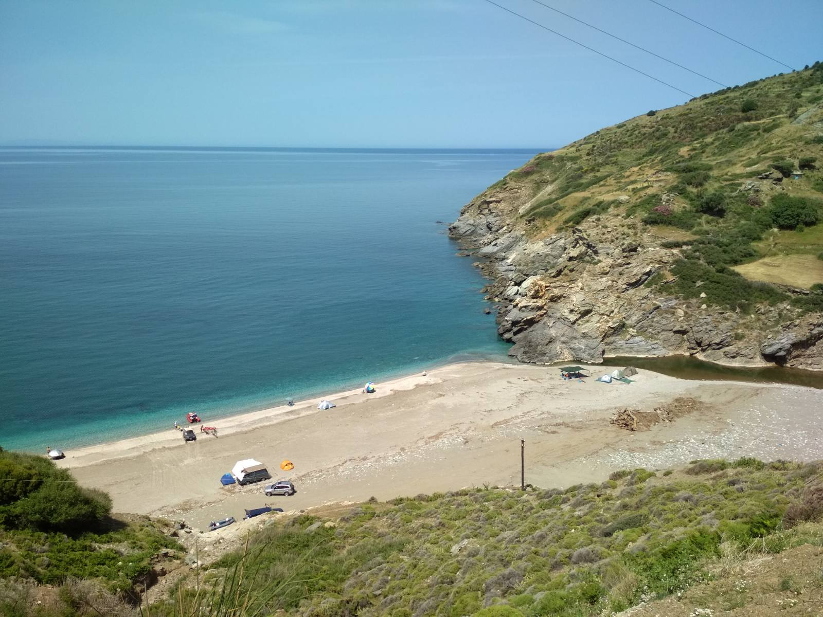 Foto af Kaliani beach bakket op af klipperne