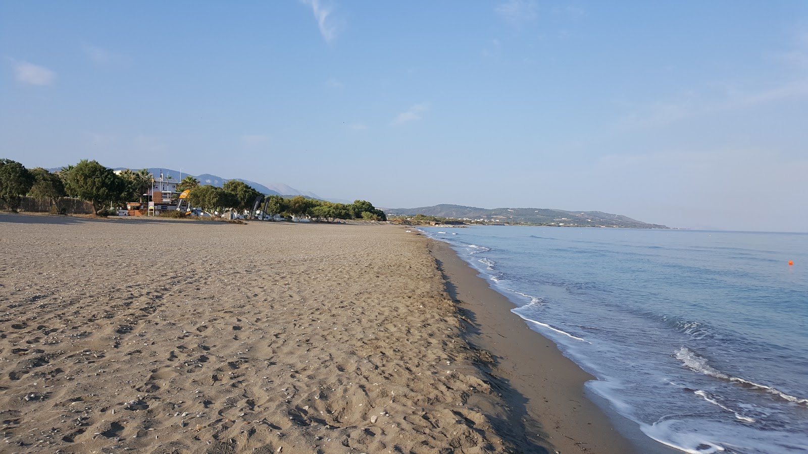 Photo of Paralia Fanes with brown sand surface