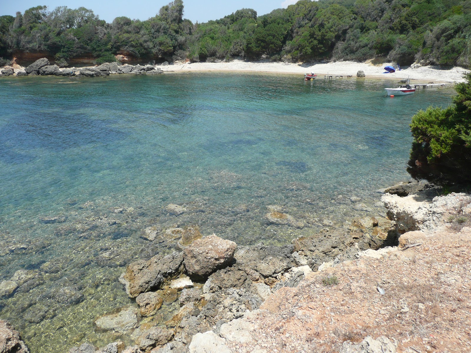 Foto von Korakochori beach mit beiger kiesel Oberfläche