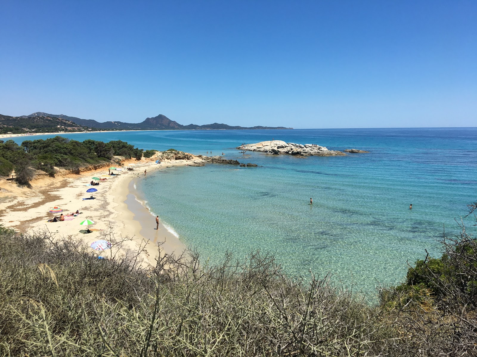 Foto van Spiaggia di St. Giusta II ondersteund door kliffen