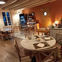 Atmosphère du Restaurant Le Vieux Bois à Saint-Ciers-Champagne - n°1