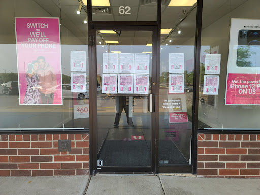 Cell Phone Store «T-Mobile», reviews and photos, 62 Biesterfield Rd, Elk Grove Village, IL 60007, USA