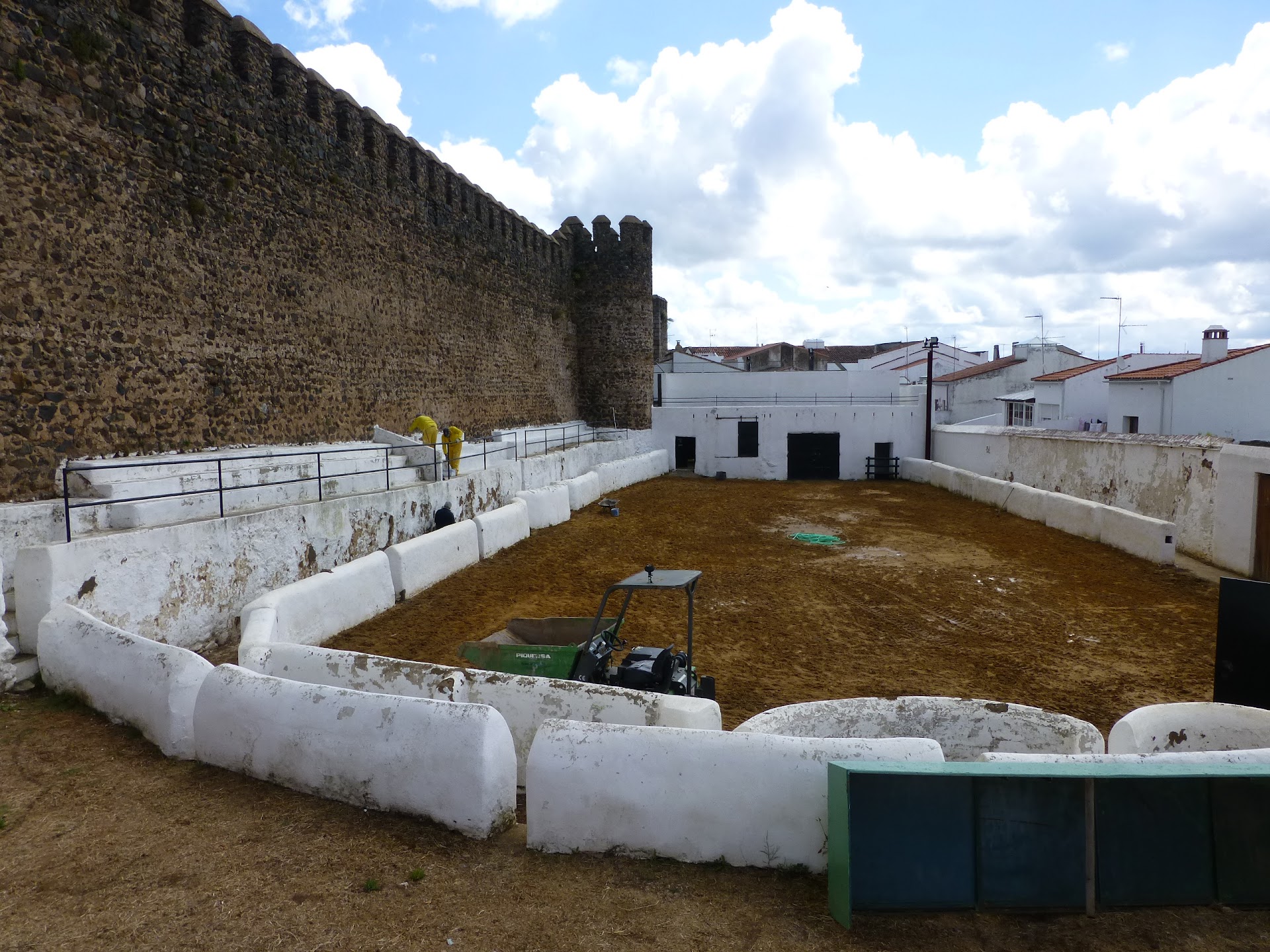Plaza de Toros de Cumbres Mayores, Huelva - ¿Quién dijo que las plazas de toros eran redondas? - Foro General de Google Earth