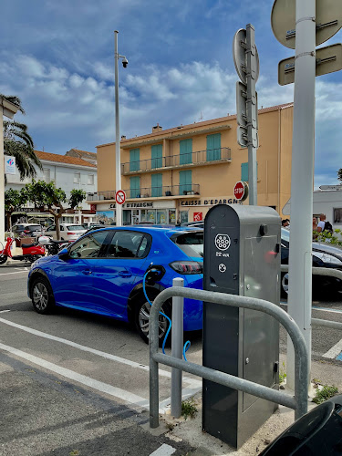Borne de recharge de véhicules électriques RÉVÉO Station de recharge Valras-Plage