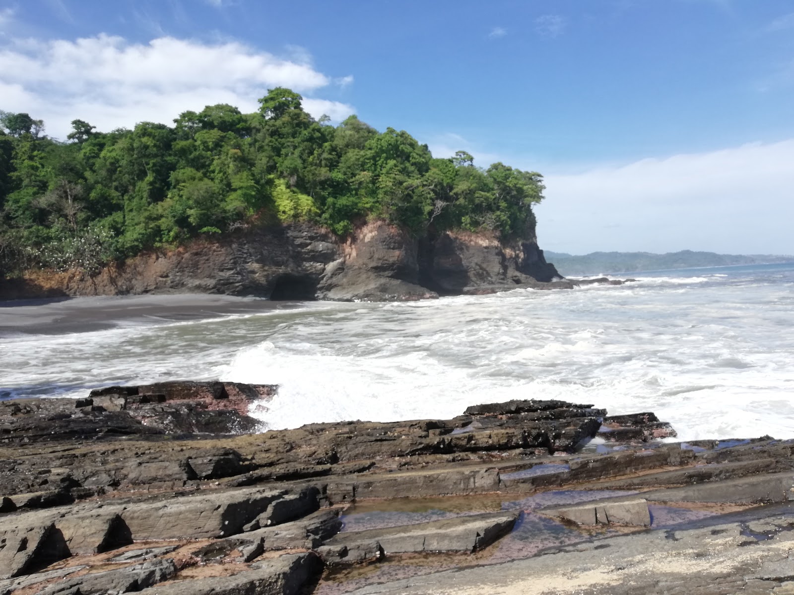 Foto di Ventana Beach con una superficie del sabbia nera