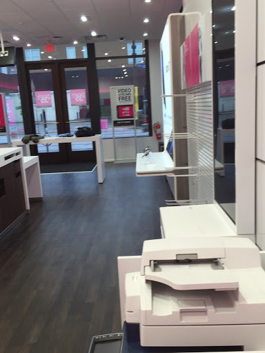Cell Phone Store «T-Mobile», reviews and photos, 1221 W Lake St #101, Minneapolis, MN 55408, USA