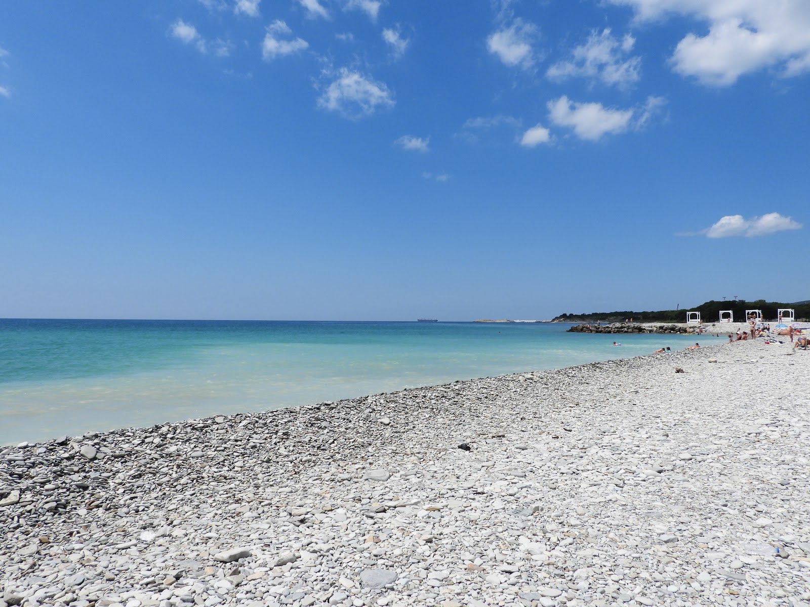 Photo de Briz beach II avec l'eau turquoise de surface