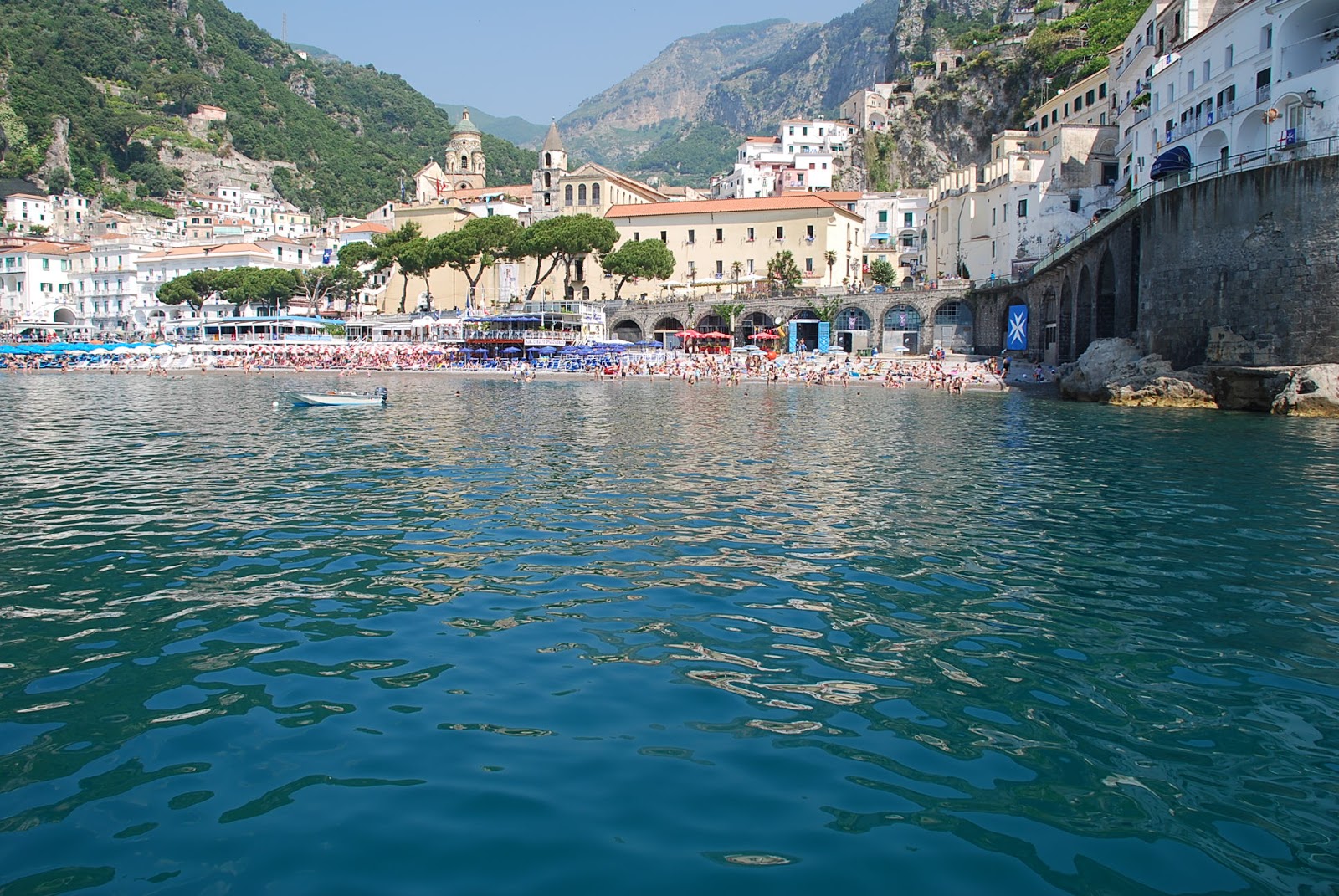 Foto av Amalfi beach och dess vackra landskap