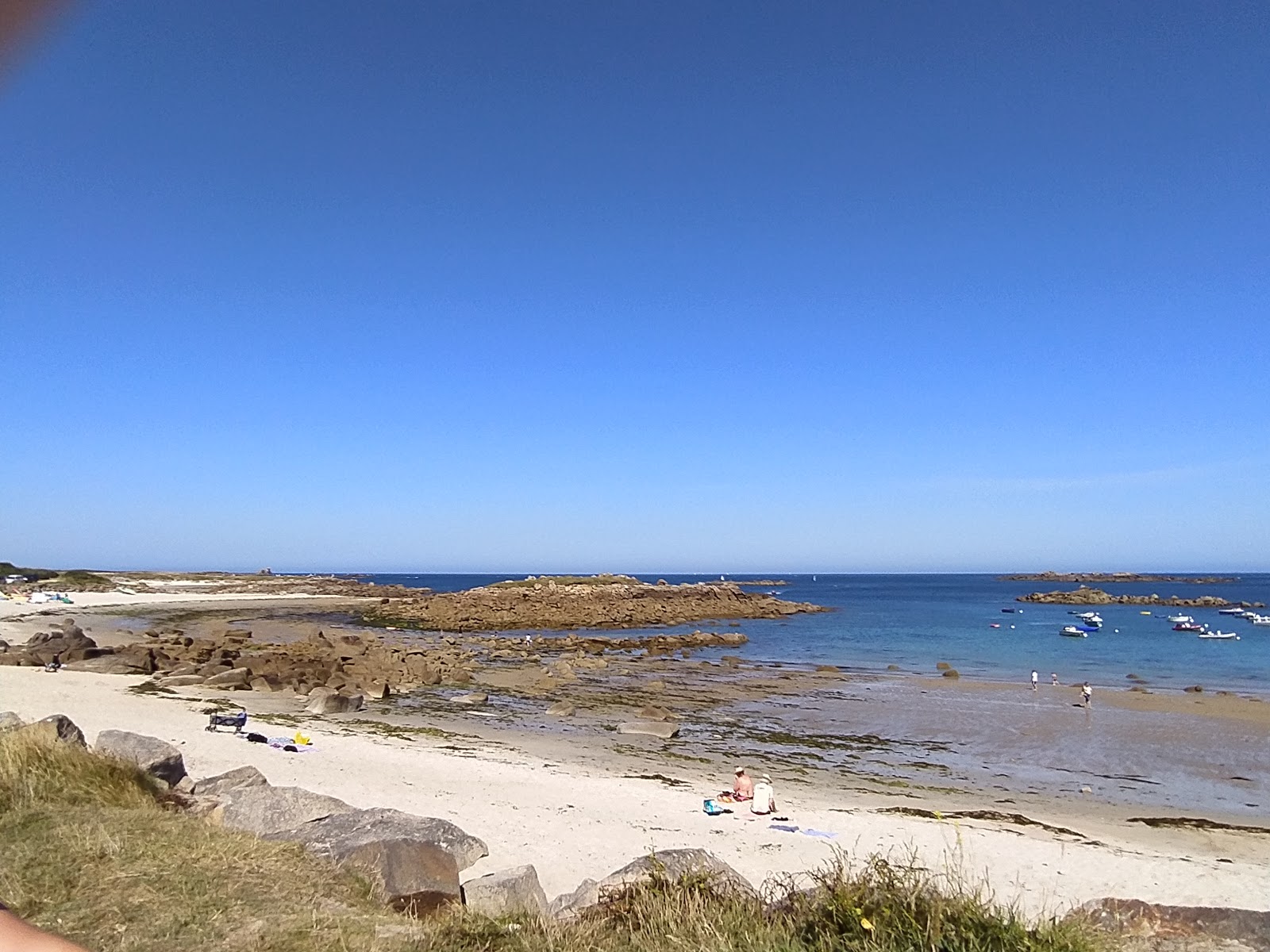 Foto di Plage de Landrellec circondato da montagne