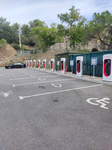 Borne de recharge de véhicules électriques Tesla Supercharger Brignoles