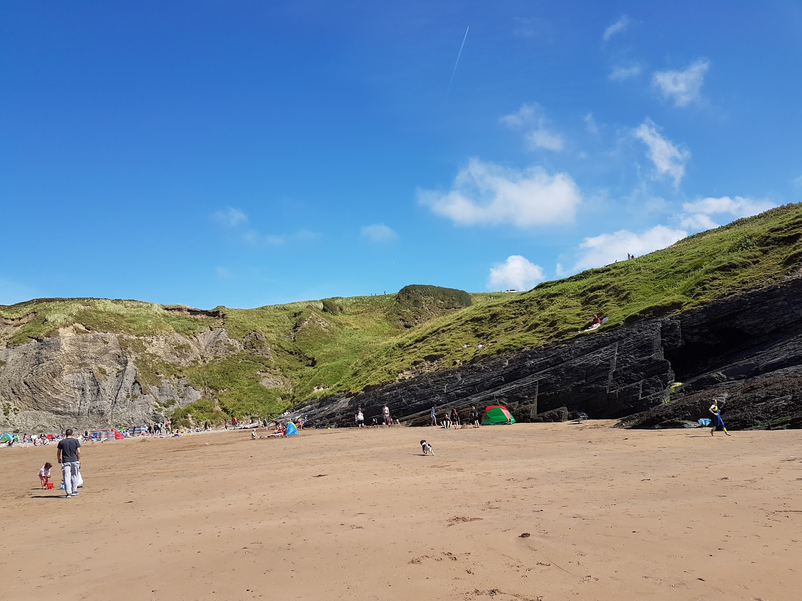 Zdjęcie Plaża Mwnt otoczony górami