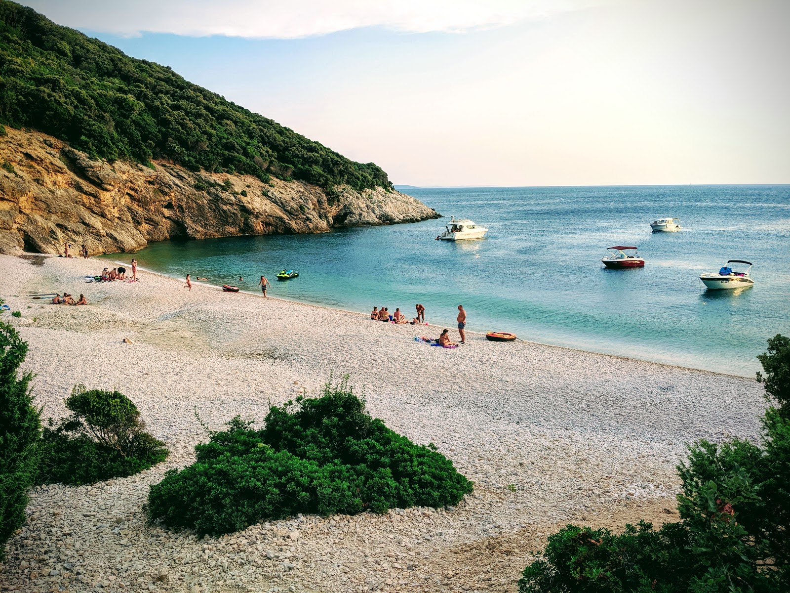 Foto van Blue Cave beach met lichte fijne kiezelsteen oppervlakte