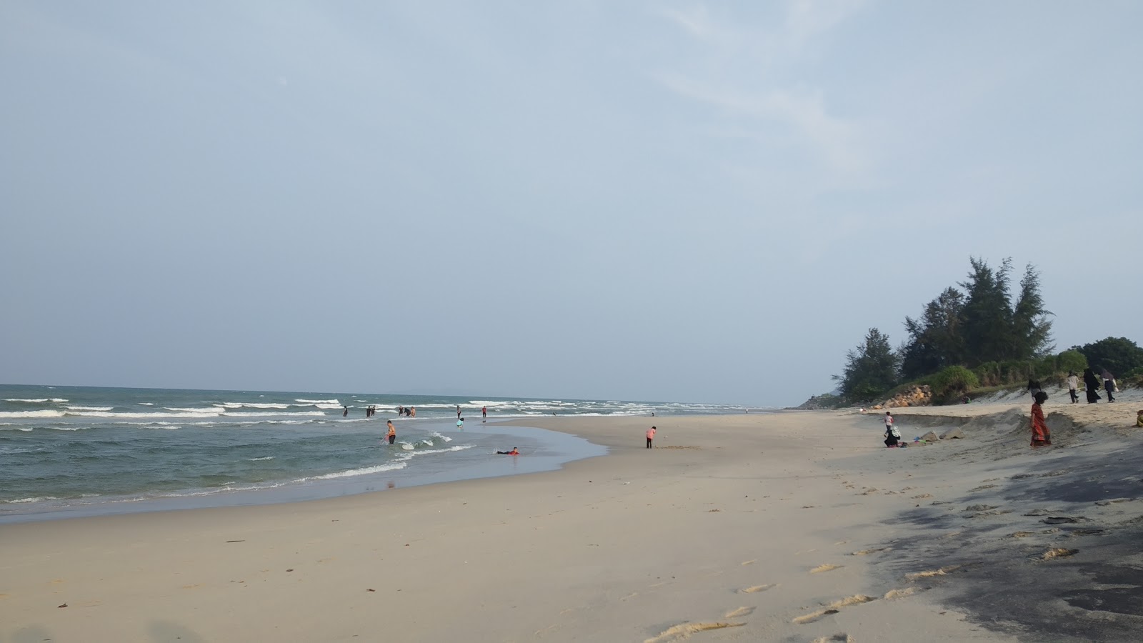 Foto van Pantai Kuala Ibai met helder zand oppervlakte