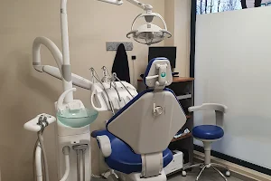 Clínica Dental Adeslas image