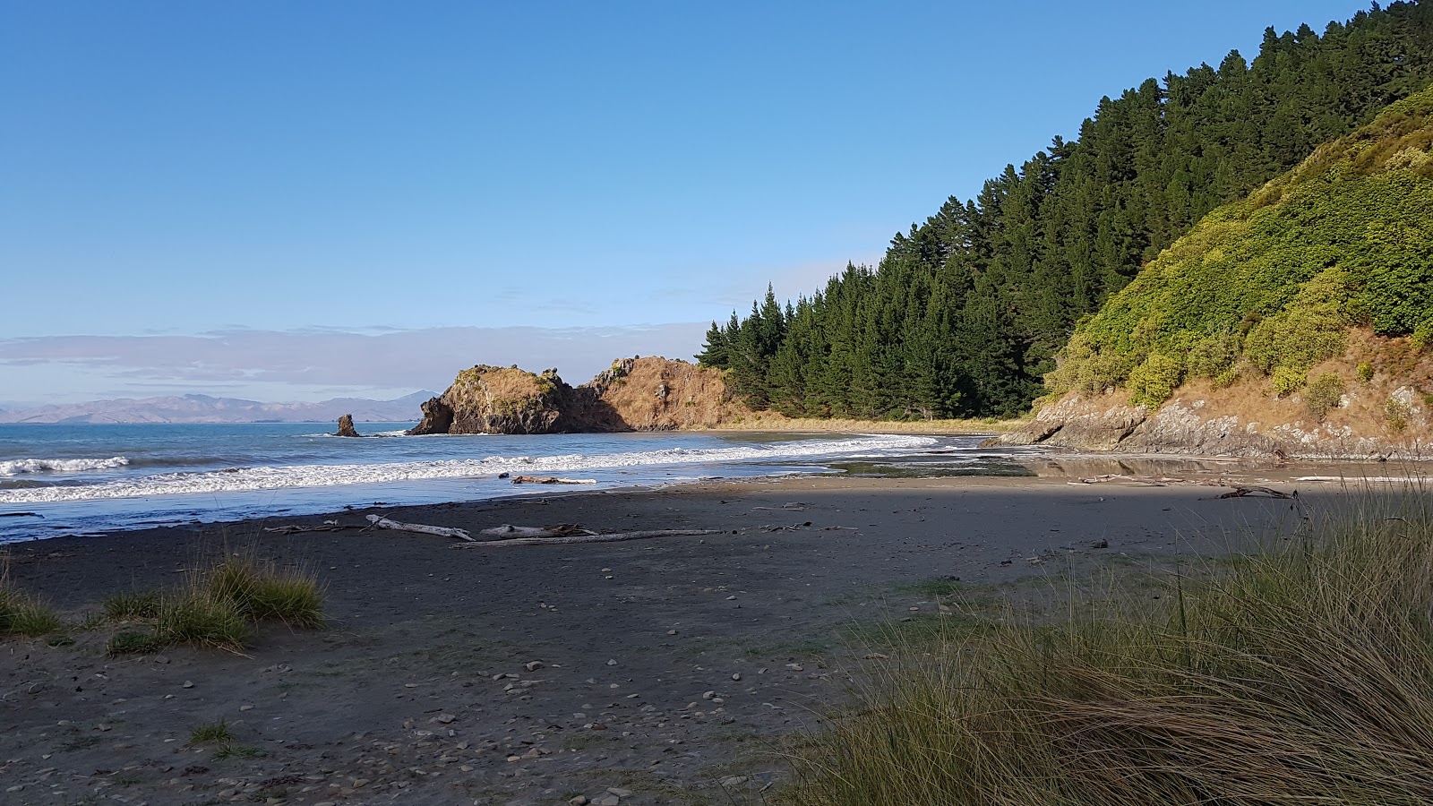 Photo de Whites Bay protégé par des falaises
