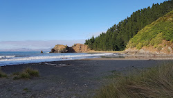Photo de Whites Bay protégé par des falaises