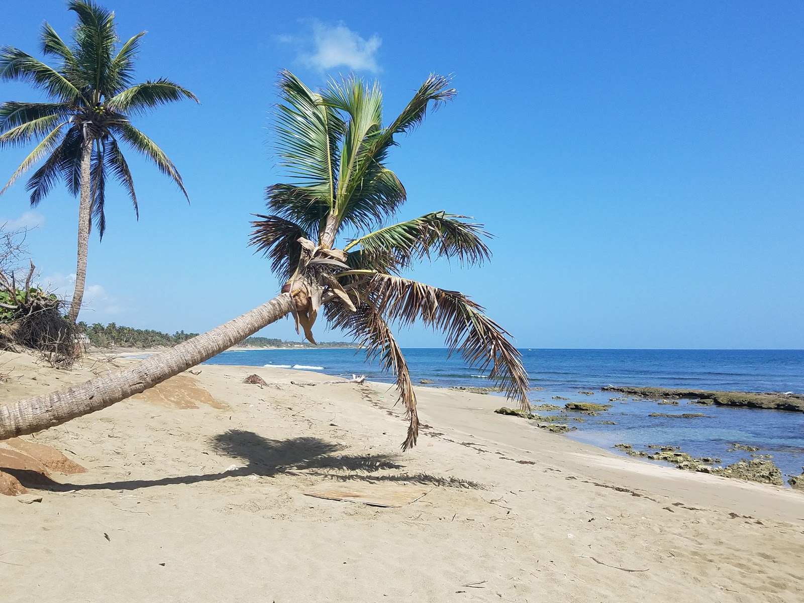 Foto von Playa Las Criollas mit beiger sand Oberfläche