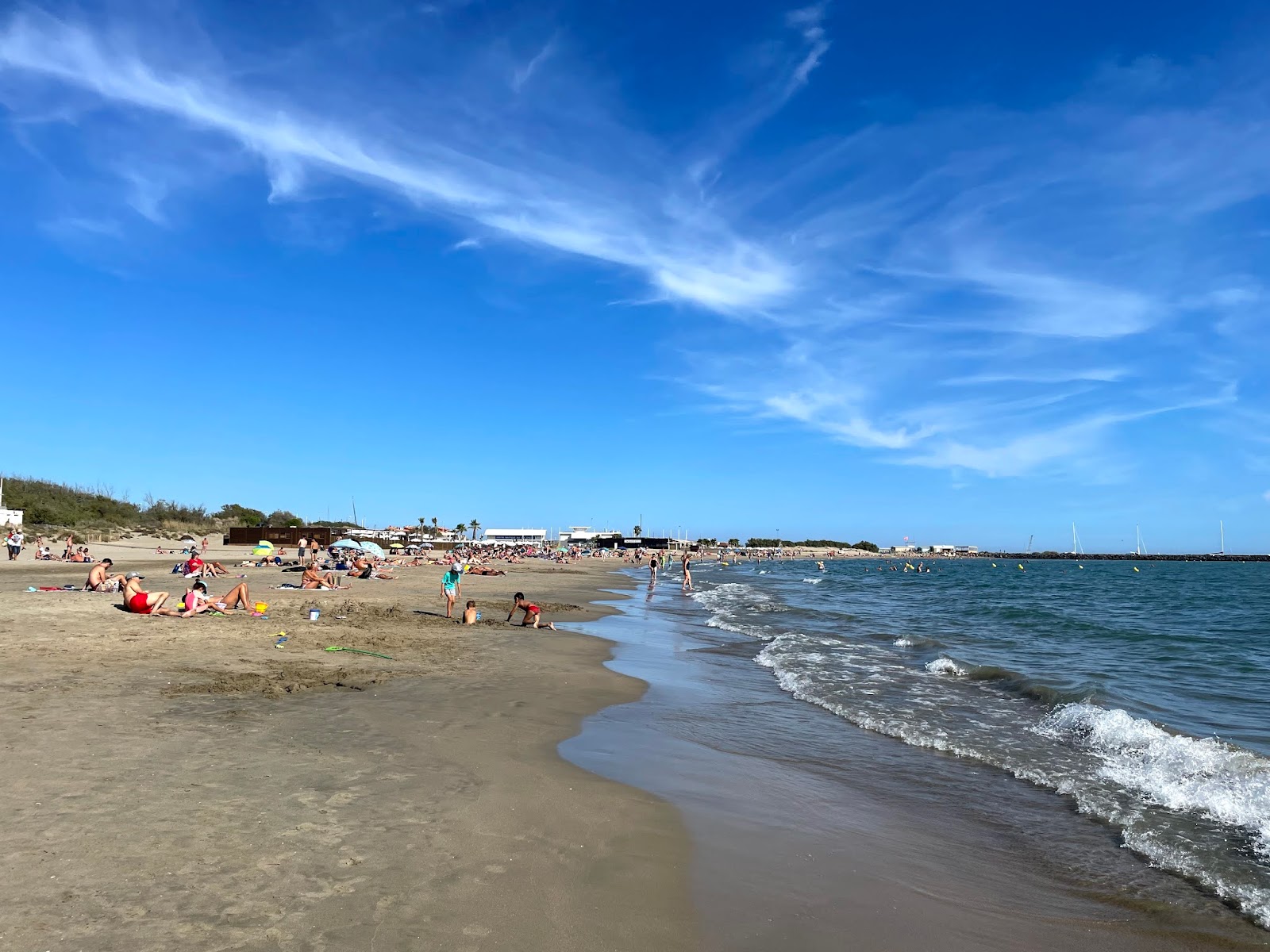 Foto de Praia Manovi com areia brilhante superfície