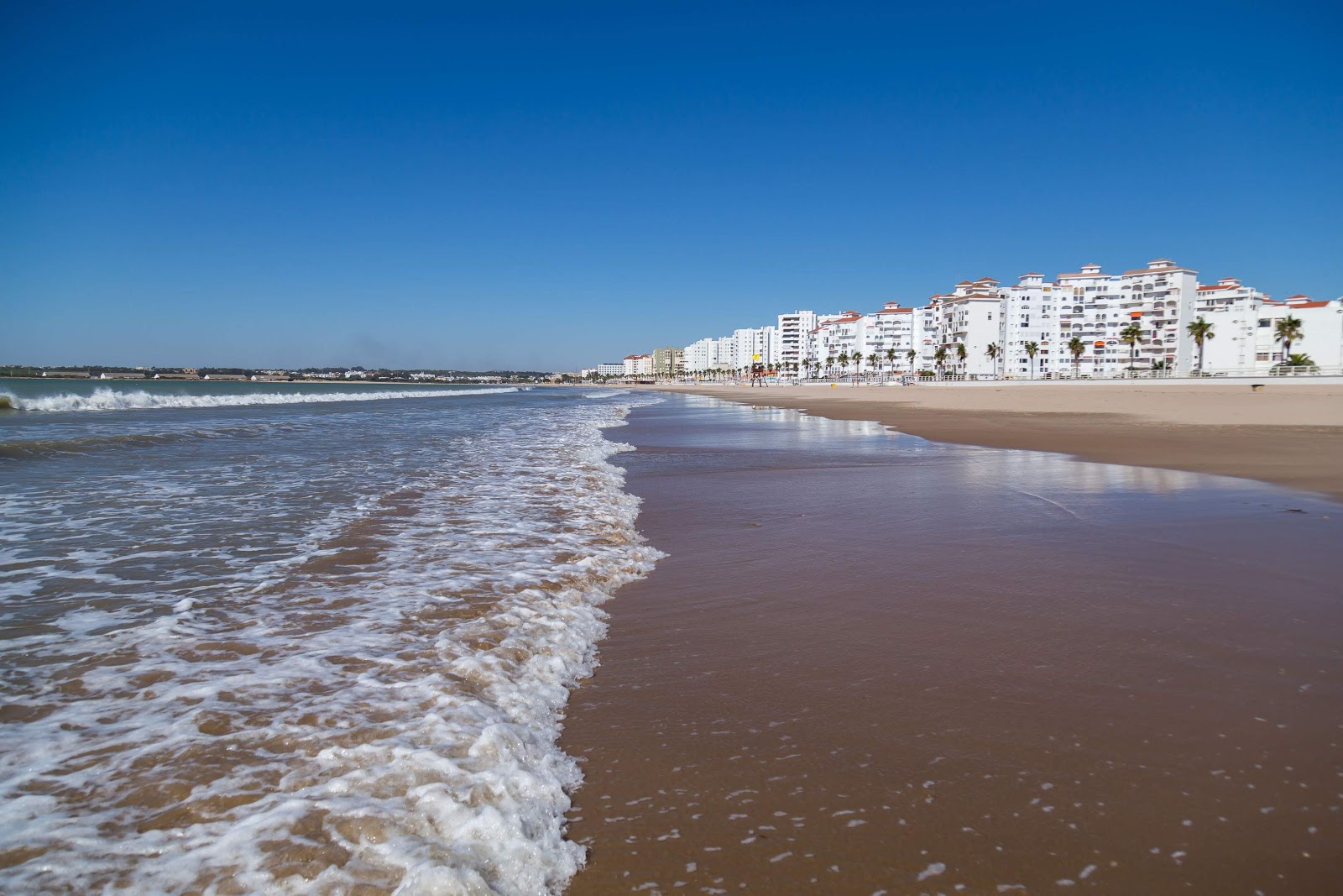 Foto van Valdelagrana Strand met helder fijn zand oppervlakte