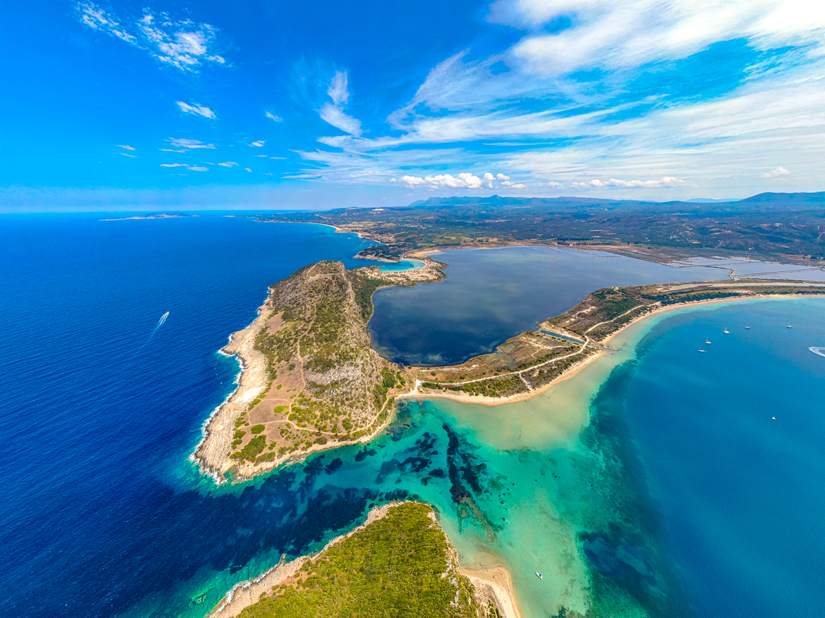 Foto von Sphaktiria beach umgeben von Bergen