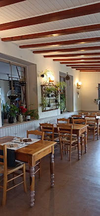 Atmosphère du Restaurant français Auberge De Grange Rouet à Pavezin - n°10