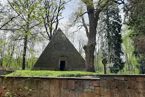 Pyramidenförmiges Mausoleum image